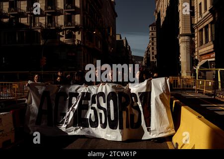 Barcelona, Spanien. Dezember 2023. Auffällige katalanische feministische Studenten protestieren gegen die Aggression der Professur Credit: Matthias Oesterle/Alamy Live News Stockfoto