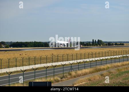 Brussels Airlines A319 landet am Flughafen Brüssel auf der Start- und Landebahn 25L Stockfoto