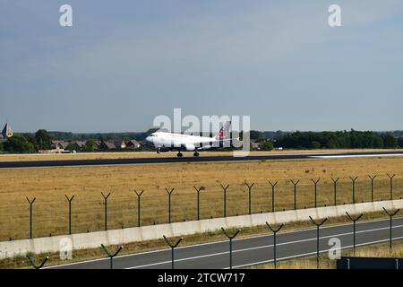 Brussels Airlines A319 landet am Flughafen Brüssel auf der Start- und Landebahn 25L Stockfoto