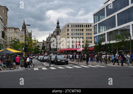 Die Autos hielten an einer roten Ampel, umgeben von befahrenen Gehwegen voller Fußgänger auf der Keyserlei im Stadtzentrum von Antwerpen Stockfoto