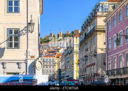 Blick auf St.. George's Castle oder Castelo de São Jorge, eine Festung auf einem Hügel im Alfama-Viertel mit Blick auf Lissabon, Portugal. Stockfoto