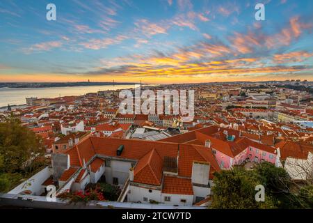 Blick auf den Sonnenuntergang vom Schloss Saint George im Alfama-Viertel oder Castelo de São Jorge mit Blick auf die Altstadt von Lissabon, Portugal Stockfoto