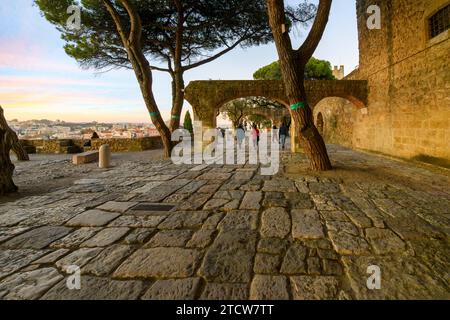 Besucher können eine Terrasse des St. George's Castle oder des São Jorge Castle mit Blick auf die Altstadt Alfama und Baixa Viertel von Lissabon Portugal bei Sonnenuntergang erkunden. Stockfoto