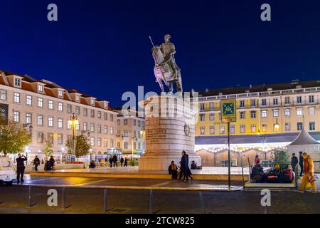 Beleuchteter Abendblick auf die Reiterstatue von König Jon I. auf dem Platz Praca da Figueira im Stadtteil Baixa im Zentrum von Lissabon, Portugal. Stockfoto