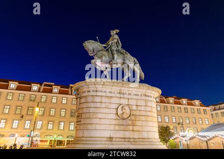 Beleuchteter Abendblick auf die Reiterstatue von König Jon I. auf dem Platz Praca da Figueira im Stadtteil Baixa im Zentrum von Lissabon, Portugal. Stockfoto