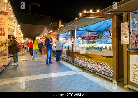 Abendansicht der Weihnachtsdekoration und der Essensstände auf dem Weihnachtsmarkt in Rossio im Stadtteil Baixa in Lissabon, Portugal. Stockfoto