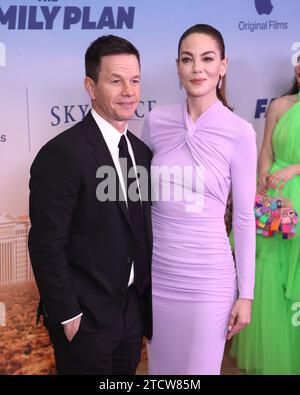 Las Vegas, USA. Dezember 2023. Mark Wahlberg und Michelle Monaghan kommen am 13. Dezember 2023 zur Weltpremiere von „The Family Plan“ im Chelsea im Cosmopolitan of Las Vegas in Las Vegas, Nevada © JPA/AFF-USA.com Credit: AFF/Alamy Live News Stockfoto