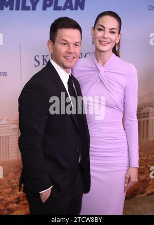 Las Vegas, USA. Dezember 2023. Mark Wahlberg und Michelle Monaghan kommen am 13. Dezember 2023 zur Weltpremiere von „The Family Plan“ im Chelsea im Cosmopolitan of Las Vegas in Las Vegas, Nevada © JPA/AFF-USA.com Credit: AFF/Alamy Live News Stockfoto