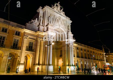 Abendlicher Blick auf einen beleuchteten Arco da Rua Augusta Arch auf dem Platz Praca do Comércio in Lissabon, Portugal. Stockfoto