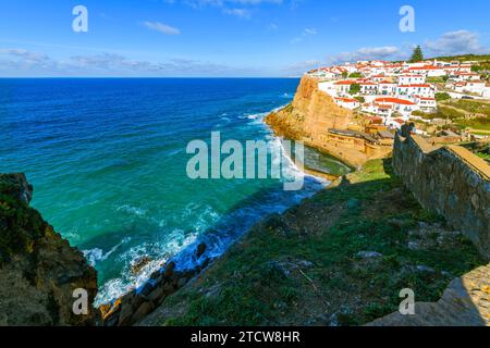 Blick von den Klippen auf die malerische Küstenstadt Azenhas do Mar, Portugal, entlang der Atlantikküste des Bezirks Colares und in der Region Sintra. Stockfoto