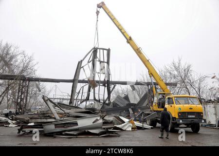 Nicht exklusiv: ODESA, UKRAINE - 13. DEZEMBER 2023 - Arbeiter beschäftigen sich mit den Folgen eines russischen Drohnenangriffs über Nacht auf eine Autoreparatur Stockfoto