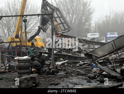 Nicht exklusiv: ODESA, UKRAINE - 13. DEZEMBER 2023 - Arbeiter beschäftigen sich mit den Folgen eines russischen Drohnenangriffs über Nacht auf eine Autoreparatur Stockfoto