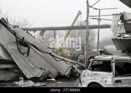 Nicht exklusiv: ODESA, UKRAINE - 13. DEZEMBER 2023 - Arbeiter beschäftigen sich mit den Folgen eines russischen Drohnenangriffs über Nacht auf eine Autoreparatur Stockfoto