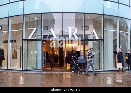 Windsor, Großbritannien. Dezember 2023. Ein Zara-Bekleidungsgeschäft in Windsor, Berkshire. Inditex, die Eigentümerin der Bekleidungskette Zara, meldete eine Abschwächung des Umsatzwachstums vor Weihnachten. Quelle: Maureen McLean/Alamy Live News Stockfoto