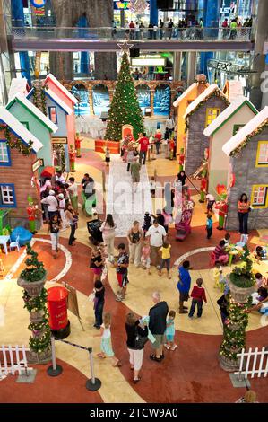 Ein Weihnachtsdorf für Kinder im Gateway Theatre of Shopping in Umhlanga. Jedes Jahr im Rahmen der Weihnachtszeit baut Gateway einen besonderen Bereich, in dem Familien und Kinder den Weihnachtsmann oder den Weihnachtsmann genießen können. Gateway Theatre of Shopping oder Gateway ist eines der größten Einkaufszentren in Afrika und das größte in der südlichen Hemisphäre. Er liegt am Umhlanga Ridge in Umhlanga, nördlich von Durban, KwaZulu-Natal, Südafrika. Gateway ist besonders geschäftig während der Weihnachtszeit, wenn Tausende von Einkäufern das Zentrum besuchen, um ihre Einkäufe zu erledigen. Der Baubeginn erfolgte am 3 Stockfoto