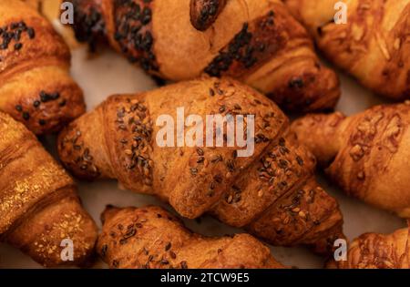 Frisch gebackene leckere Croissants aus der Nähe von oben Stockfoto