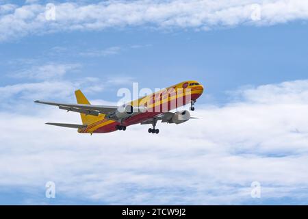 Miami, Florida, USA - 4. Dezember 2023: Boeing 767 Cargo Jet (Registrierung c-GVIJ), betrieben von Cargojet Airways für DHL, die kurz vor der Landung auf dem Flughafen Miami steht Stockfoto