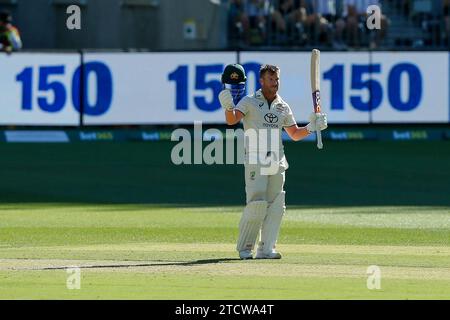 Perth Stadium, Perth, Australien. Dezember 2023. International Test Cricket, Australien gegen Pakistan 1. Test Day 1; David Warner aus Australien erreicht 150 Credit: Action Plus Sports/Alamy Live News Stockfoto