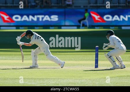 Perth Stadium, Perth, Australien. Dezember 2023. International Test Cricket, Australien gegen Pakistan 1. Test Day 1; David Warner aus Australien spielt defensiv Credit: Action Plus Sports/Alamy Live News Stockfoto