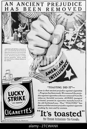 1929 Lucky Strike-Zigaretten und ein altes Vorurteil wurde beseitigt. Amerikanische Geheimdienste.“ Es ist geröstet Stockfoto