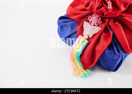 Happy Seollal, Koreanisches Neujahr. Traditionelle koreanische Verpackung mit Seide und Anhänger Stockfoto