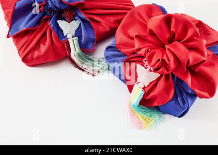 Happy Seollal, Koreanisches Neujahr. Traditionelle koreanische Verpackung mit Seide und Anhänger Stockfoto
