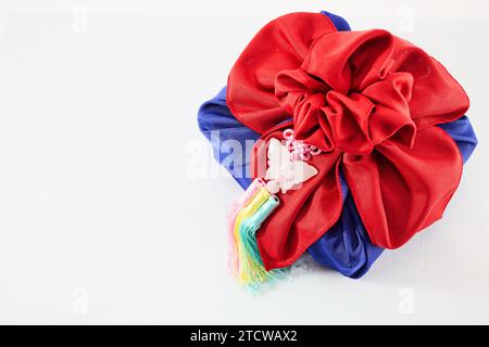 Happy Seollal, Koreanisches Neujahr. Traditionelle koreanische Verpackung mit Seide und Anhänger Stockfoto