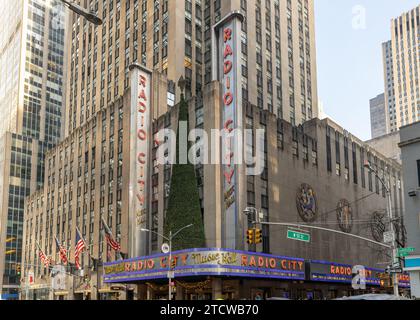 Die Radio City Music Hall befindet sich im Manhattan Viertel von New York City und in der Nähe des Rockefeller Center. Stockfoto
