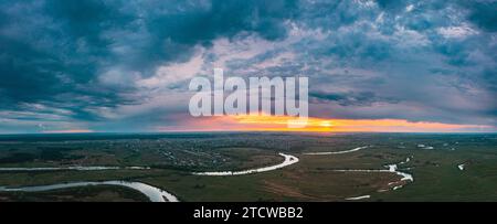 Sonnenuntergang über dem Fluss. Evenig Panorama Wald- und Flusslandschaft aus der Vogelperspektive. Blick Von Oben Auf Die Wunderschöne Natur Von High Attitude In Der Sommersaison. Vogel Stockfoto