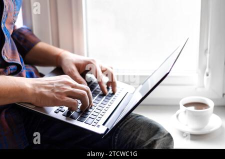 Die Hände des Programmierers auf der Laptop-Tastatur Stockfoto