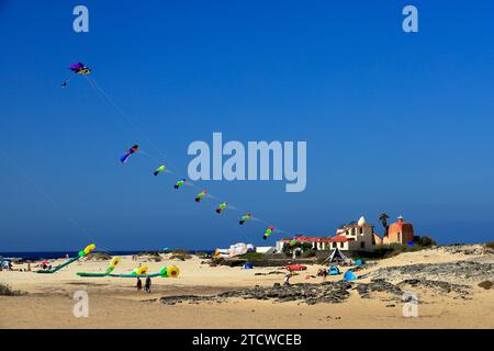 Drachenfliegen, Strand La Concha, El Cotillo, Fuerteventura, Kanarische Inseln, Spanien. Stockfoto