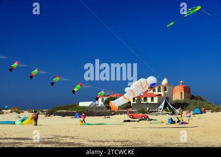 Drachenfliegen, Strand La Concha, El Cotillo, Fuerteventura, Kanarische Inseln, Spanien. Stockfoto