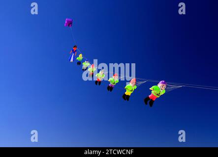 Schneewittchen und die sieben Zwerge Kite fliegen, Strand La Concha, El Cotillo, Fuerteventura, Kanarische Inseln, Spanien. Stockfoto