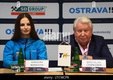 Ostrava, Tschechische Republik. Dezember 2023. Die tschechische Athletin Karolina Manasova, links, und Miroslav Cernosek von der Agentur TK Plus während der Pressekonferenz vor dem 63. Ostrava Golden Spike jährlichen Leichtathletik-Event in Ostrava, Tschechische Republik, 14. Dezember 2023. Die 63. Ausgabe wird für den 28. Mai 2024 im Rahmen der World Athletics Continental Tour vorbereitet. Quelle: Jaroslav Ozana/CTK Photo/Alamy Live News Stockfoto