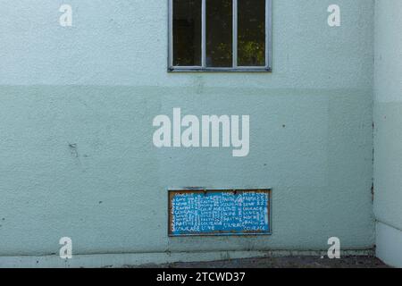 Sozialwohnungen nach Räumungen, vor dem Abriss in Riley Park, Vancouver, BC, Kanada. Kunst mit Gemeinschaftsthemen an Bord. Stockfoto