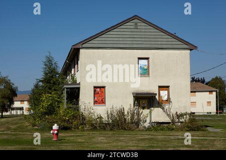 Sozialwohnungen nach Räumungen, vor dem Abriss in Riley Park, Vancouver, BC, Kanada. Kunst mit Gemeinschaftsthemen an Bordscheiben. Stockfoto