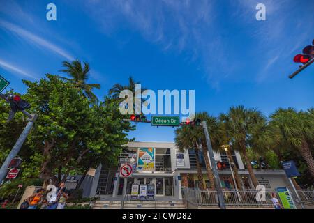 Urbane Landschaft, Blick von unten nach oben auf das Welcome Center für Touristen auf Ocean Drive, Miami Beach, auf blauem Himmel Hintergrund. USA. Stockfoto