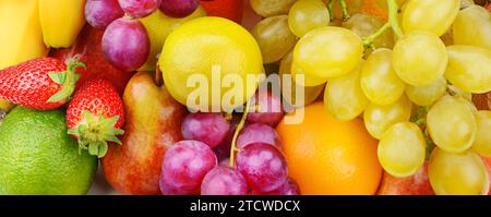 Leuchtend schöner Hintergrund mit reifen Früchten. Bio gesunde Lebensmittel. Breites Foto. Stockfoto