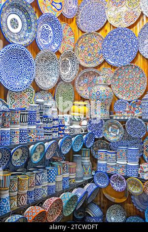 Dekorative und farbenfrohe Keramik und Töpferwaren im Souvenirshop in der Medina der Stadt Fes / Fès, Fès-Meknes, Marokko Stockfoto