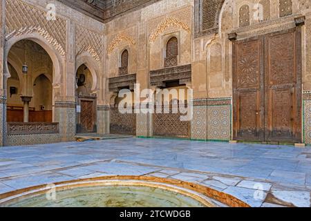 Der mit Marmor gepflasterte Haupthof der Madrasa Bou Inania, der Höhepunkt der marinidischen Architektur in der Stadt Fes/Fès, Fès-Meknes, Marokko Stockfoto