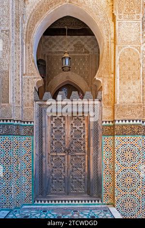 Geschnitzte Holztür der Madrasa Bou Inania, Höhepunkt der marinidischen Architektur in der Stadt Fes / Fès, Fès-Meknes, Marokko Stockfoto