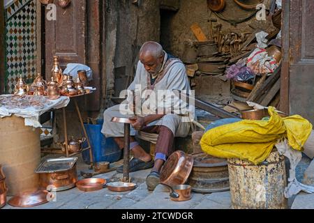 Marokkanischer Kupferschmied in Werkstatt auf dem Place Seffarine, kleiner Platz in der Medina der Stadt Fes / Fès, Fès-Meknes, Marokko Stockfoto