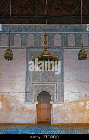 Mihrab in der Cherratine Madrasa, Nische, die die Qibla anzeigt, Richtung Kaaba in Mekka in der Stadt Fes / Fès, Fès-Meknes, Marokko Stockfoto