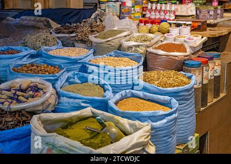 Große Taschen mit Gewürzen und Nüssen im Lebensmittelgeschäft in der Medina der Stadt Meknes, Fez-Meknes, Marokko Stockfoto