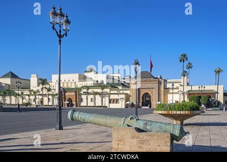 Alte Kanone und Tor des dar al-Makhzen / Königspalast in der Hauptstadt Rabat, Rabat-Salé-Kénitra, Marokko Stockfoto