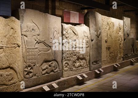 Alte Schnitzereien im Museum der Anatolischen Zivilisationen, Ankara Stadt, Turkiye Stockfoto