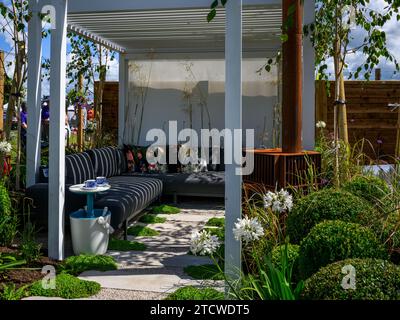 Terrace Retreat Garden (kleine Terrasse, schattige Sofabäcke zum Entspannen, abgeschnittene buxus-Bälle) - RHS Tatton Park Flower Show 2023, Cheshire, England, Großbritannien. Stockfoto