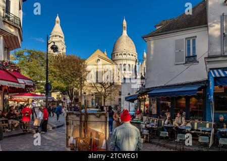 Leute, die an einem Winternachmittag in Montmartre, Paris, Frankreich, spazieren um den Place du Tertre herum und schauen sich die Künstler und ihre Werke an Stockfoto