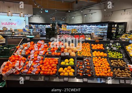 Ransbach-Baumbach Themenfoto: Konsum, Versorgung, Nahrungsmittel, Supermarkt, Einkauf, Versorgung, Lebensmittel, 14.12.2023 Fruchtabteilung mit Citrusfruechten in einem EDEKA-Supermarkt Themenfoto: Konsum, Versorgung, Nahrungsmittel, Versorgung, Supermarkt, Einkauf, Lebensmittel, 14.12.2023 *** Ransbach Baumbach Thema Fotokonsum, Versorgung, Lebensmittel, Supermarkt, Shopping, Versorgung, Lebensmittel, 14 12 2023 Obstabteilung mit Zitrusfrüchten in einem EDEKA Supermarkt Thema Fotokonsum, Versorgung, Lebensmittel, Versorgung, Supermarkt, Einkaufsmöglichkeiten, Lebensmittel, 14 12 2023 Copyright: xAugstx/xEibner-Pressefotox EP  Stockfoto