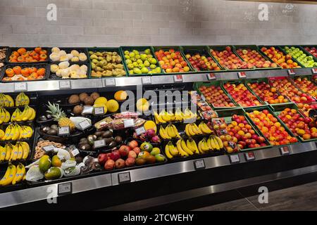 Ransbach-Baumbach Themenfoto: Konsum, Versorgung, Nahrungsmittel, Supermarkt, Einkauf, Versorgung, Lebensmittel, 14.12.2023 Frischobstabteilung in einem EDEKA-Supermarkt Themenfoto: Konsum, Versorgung, Nahrungsmittel, Versorgung, Supermarkt, Einkauf, Lebensmittel, 14.12.2023 *** Ransbach Baumbach Thema Fotokonsum, Versorgung, Lebensmittel, Supermarkt, Shopping, Versorgung, Lebensmittel, 14 12 2023 Abteilung für frisches Obst in einem EDEKA Supermarkt Thema Fotokonsum, Versorgung, Lebensmittel, Versorgung, Supermarkt, Shopping, Food, 14 12 2023 Copyright: xAugstx/xEibner-Pressefotox EP jat Stockfoto